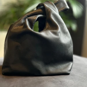 Väska markberg  - Elvira japanese knot väska!! Super fin och är så gullig att ha runt armen ❤️