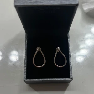 Silver 925 örhängen - Deoppformade ihåliga örhängen i äkta silver som aldrig någonsin används då jag bara använder guld. Behöver putsas då de oxiderat, detta är ingen skada. 