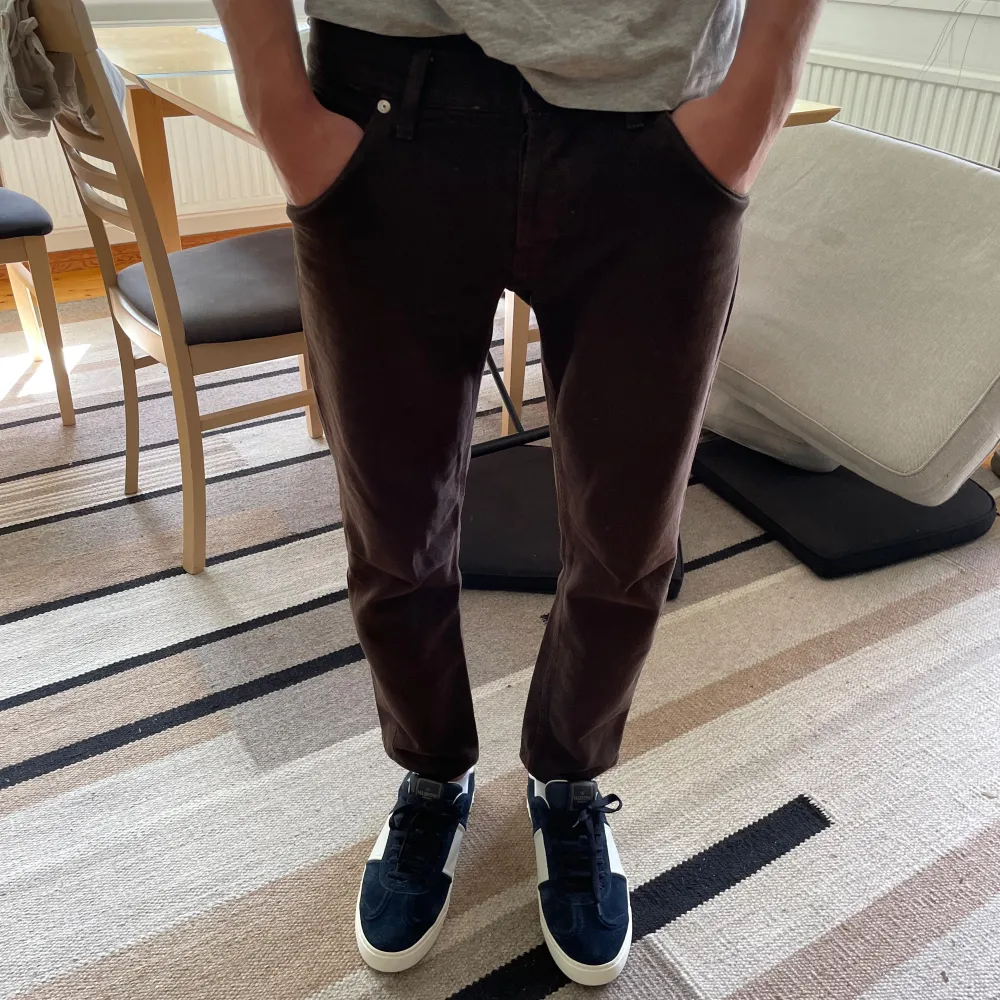 jena, säljer nu dessa riktigt snygga och populära dondupsen, straight/slim fit, de är i bra skick, modellen på bilden är 180 och väger 65, (de är korta i benen) hör av er vid frågor och funderingar🙌🤝. Jeans & Byxor.