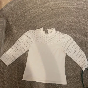 Vit blus - Jätte fin knappt använd vit blus! Från holly white.❤️