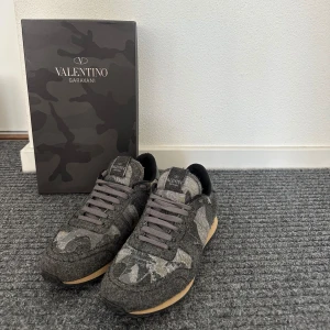 Valentino Rockrunner skor - ett par riktigt shyssta rockrunner perfekta till vintern! Är i strlk 41 men 41,5 funkar, Är i nyskick så 10/10!  Box medföljer! hör av er vid frågor&bilder!🙌🏽🙌🏽