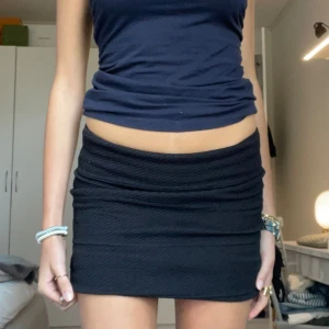 Svart kjol - Kort svart kjol med små mönster detaljer 