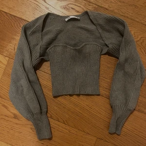 grön stickad bolero och topp - använd 1 gång, inga skador och väldigg skön. säljer då de är fel storlek☺️