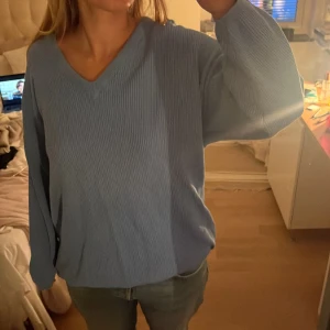 Blå tjocktröja - Blå tjocktröja med v-neck 