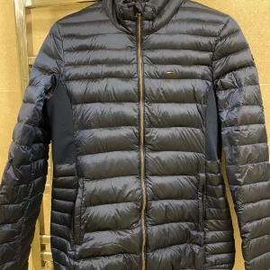Tommy hilfiger dunjacka  - En tunnare dunjacka från Tommy Hilfiger. Marinblå💙 Storlek M men skulle säga att den passar S bättre. Fint skick. 250kr. 