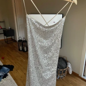 Glittrig klänning  - Använd 1 gång