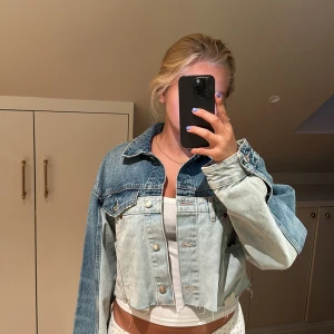 Jeans jacka från zara - En kortare jeans jacka, från zara. Nypris: 600kr