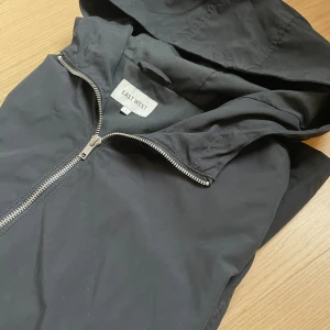 Snygg höst och vårjacka - Tjena säljer min sjukt snygga jacka/overskirt pga att den inte använt! Storleken är L men passar väldigt bra på M också! Beror på hur man vill att den ska sitta. Använd ca 5-10 gånger och skicket är som nytt😃 Nypris: 1400