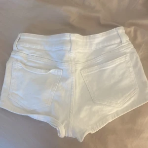 vita lågmidjade shorts🤍 - Köpta för ett år sen men knappt använda!!  