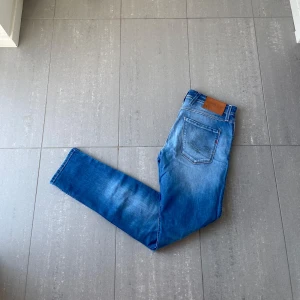 Replay Anbass Jeans  - Säljer nu dessa blå replay jeans i snygg tvätt i design, skriv för fler bilder/frågor🙌🏼