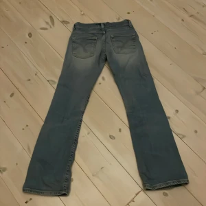 Lågmidjade bootcut jeans - De är mycket mer utsvängda i verkligheten än vad de ser ut på bilden och de är lite ljusare då ljuset på bilden var dålig.