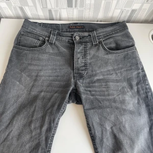 Nudie jeans - Tjena, säljer mina Nudie Jeans i den trendiga modellen Lean Dean. Jeansen är knappt använda, cond 8/10. Nypris: 1800kr, hör av er vid minsta intresse//Vilmer 