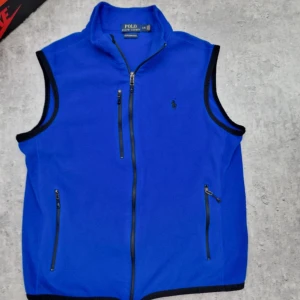 Ralph lauren fleece väst - Säljer nu denna riktigt feta fleece väst som är från Ralph lauren. Väldigt bra skick och är i storlek L men sitter som s. Tveka inte på att höra av dig ifall du undrar över något.