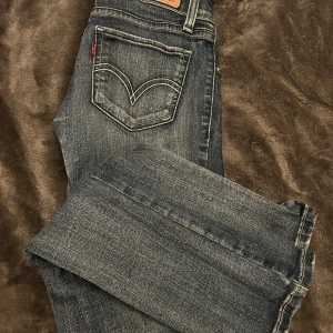 Levi’s lågmidjade jeans  - Lågmidjade jeans från Levi’s i superlow modell.  Passar xxs-xs