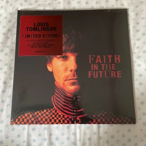 faith in the future limited edition black and galaxy dubbel vinyl - fitf limited edition black&galaxy dubbel vinyl av louis tomlinson. den innehåller två bonus låtar samt en 28 sidor häfte. helt oöppnad och fortfarande i plasten. JAG SÄLJER ÅT MIN KOMPIS, JAG HAR EJ PRODUKTEN. ÄR DU INTRESSERAD KONTAKTA MIG FÖRST!