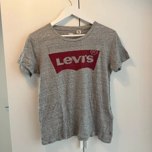 Levis T-shirt  - Levis T-shirt, strl M (känns som S).