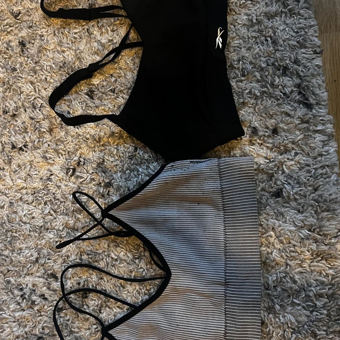 Två linnen i svart och randigt