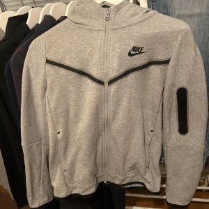 Nike Tech - Denna är endast använd ett fåtal gånger och köpte den för ungefär 2 år sedan. Köpte den för 1100 kr. Den är i storlek L som barnstorlek men passar som S i vanlig strorlek. 