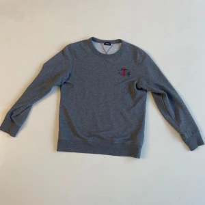 Diesel tröja junior - Säljer nu en diesel junior tröja i jättebra skick som är köpt i london. Storlek 14y men passar S