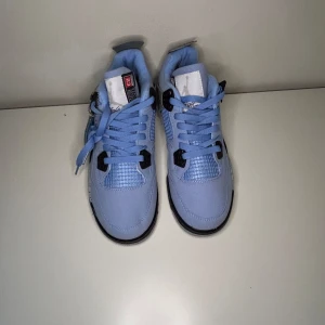 Jordan 4 - Jag säljer ett par Jordan 4   Storlek 43  Har du funderingar eller frågor så kan du skriva till mig så svara jag dig jätte gärna🤗