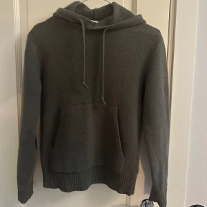 100% Cashmere hoodie  - Jag säljer denna as feta Everlane cashmere hoodien som är otroligt skön och mjuk. Hoddien är i nyskick och har inga synliga defekter. Det är storlek XS. Nypris ligger på 2600kr. Om ni har några frågor eller funderingar så är det bara att DM:a mig!🙌