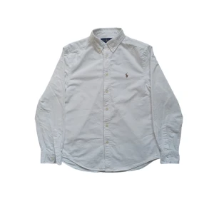 Ralph lauren skjorta - 🛍️⭐Fet vit long sleeve ralph lauren skjorta. Väldigt bra condition inga flaws hål eller något 10/10. Dma för mått eller ifall du har några frågor🛍️✔️👍 Storlek står 14-16 men skulle säga att den passar som en M