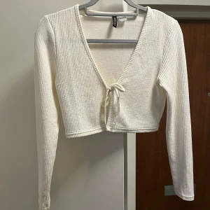 Kofta/tröja - Säljer min tröja som man kan ha både som kofta och som en tröja. Jag har haft den som kofta knyten med en bandå topp under.