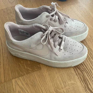 Ljusrosa nike air force 1 - Använda fåtal gånger så inga större skador. Kommer att tvätta dem innan försäljning