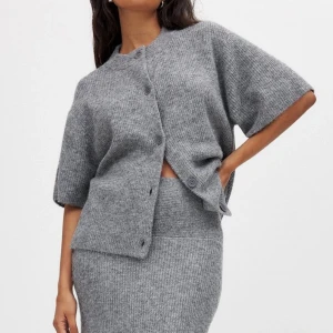 Lojsan Wallin x na-kd, stickad kjol + stickad kofta - Helt nytt sett Na-kd från lojsan Wallins kollektion. Kollar intresse innan jag skickar tillbaka, nypris 599 kr + 499 kr. Säljer för samma pris, vid hög förfrågan tas det högsta budet :) köparen står för frakten. Storlek s i båda delarna.