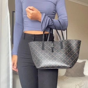 Malene Birger väska  - Liten Gretah bag från Malene Birger i färgen dark chocolate. Utsidan ser oanvänd ut men inuti finns det några få fläckar/smutsig, har kvar dustbag så skickar med den.  Nypris: 1799:-