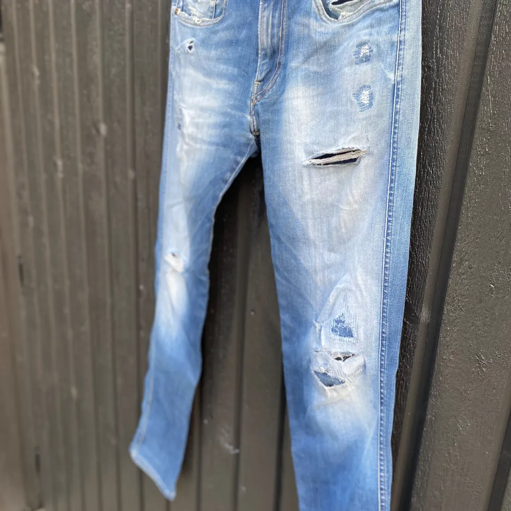 Säljer ett par blåa replay anbass i storlek 31/32. Säljes i befintligt skick!  Nypris 1999kr Mitt pris 549kr. Jeans & Byxor.