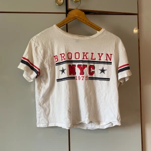 T-shirt  - Enkel T-shirt från hm i storlek S, lite croppad. 