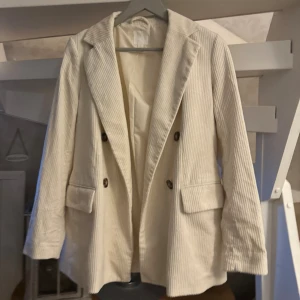 Jacka - Fin beige kappa som tyvärr inte kommer till använd. 