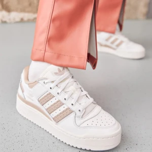 Adidas forum bold!! - Säljer mina adidas forum bold! Bara använda några få gånger 
