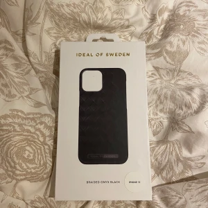 iPhone 13 mobilskal  - Helt oanvänt skal, säljer då jag beställde fel modell. Skalet är ifrån ideal of sweden, heter ” braided onyx black”
