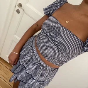 Rutigt set  - Så fint rutigt det från Zara som tyvärr inte kommit till användning.   Så fint att ha tillsammans men även separat till jeans eller t-shirt 😍  Säljer bägge delarna för 300kr 