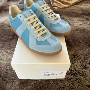 Maison Margiela Gats - Sjukt snygga Gats i storleken 42. Den ljusblå färgen är både sjukt snygg samt unik. Allting medföljer, tveka inte på att höra av dig:) Gustaf