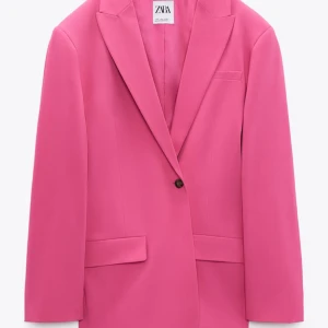 Overzied kavaj - Säljer min overzied 🩷rosa🩷kavaj från zara som är helt slutsåld. Den har aldrig använts och prislapp är kvar  Nypris:699kr