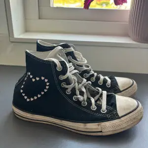 Converse med coolt broderi på både insidan och utsidan. Använda men i bra skick. Stl 40, pris kan diskuteras!