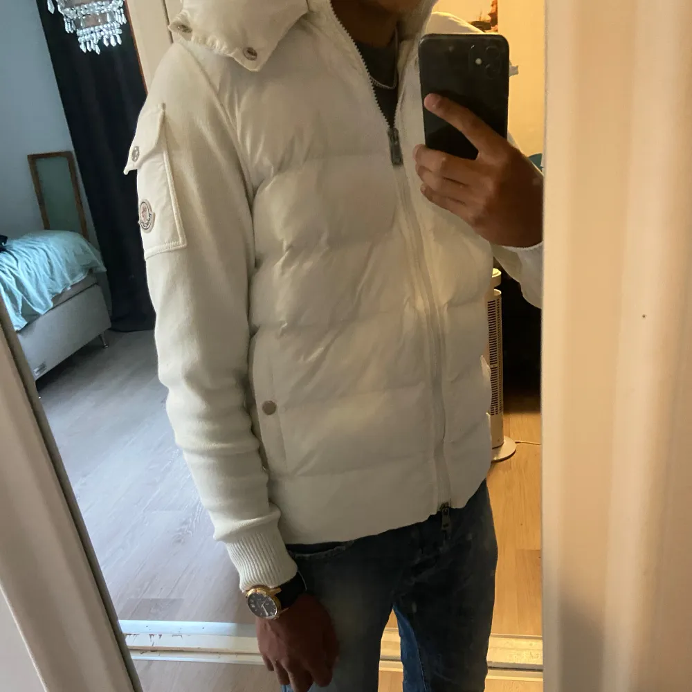 Hej, säljer en moncler cardigan i storlek S som är perfekt inför den kommande hösten. Skicket är 9/10 men skulle inte påstå att det skulle vara något fel med den. Om du undrar något eller vill ha fler bilder är det bara att skriva. Priset kan ändras.. Jackor.