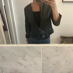 Zara jacka  - Fin jacka från zara, perfekt till hösten. Har dragkedja och små volanger längs ner