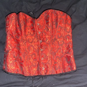 Gothic korset  - Jag säljer min fina korset för den används tyvärr inte längre. Man kan se att den är använd men den är inte trasig på något sätt. Den är i storlek 3XL men den är rätt så liten, skulle säga att den känns mer som en L-XL🌹