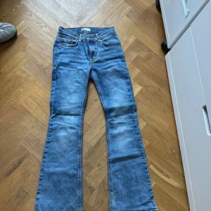 Midwaist jeans från Gina Tricot  - Säljer dessa blå midwaist jeans från Gina i storlek 32! De kommer tyvärr inte till användning och säljs därför☺️🌸
