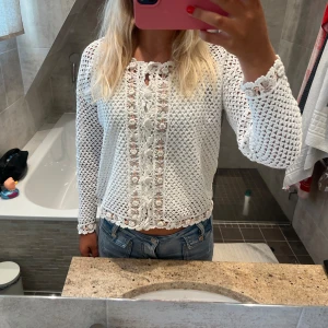 Söt virkad kofta! - Supersöt vit viktat kofta med blomdetaljer! Står ingen storlek men skulle säga att den passar storlek s. Pris kan diskuteras!💕🤗