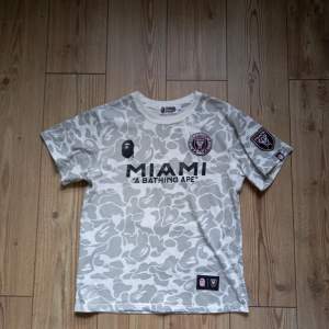 Jag säljer nu den hära jättefina Inter Miami fotbollströjan, när märket Bape collabade tillsammans med Inter Miami. Tyget är gjort av bomull. Tvek inte att skriva vid funderingar! Skick: 9/10 (Har haft på mig den 1 gång, tags/lappar följs med.) Str:M