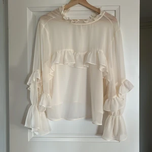 Vit blus - Vit luftig blus från ZARA (ganska genomskinlig kan behövas linne under ifall man vill det)