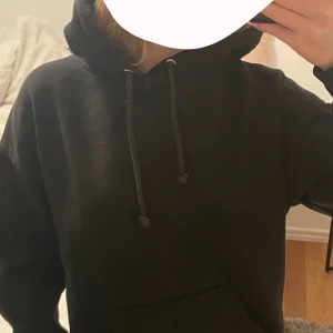 Hoodie - Svart hoodie från bikbok🤍köpt för några år sedan för 399🤍några små defekter