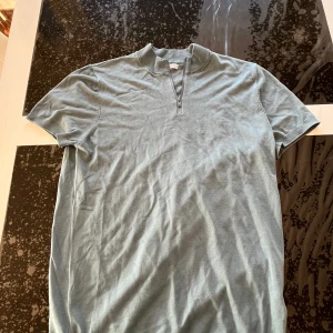 Ljusblå Zip T-shirt från Zara - Storlek M kan även passa som storlek S, slim fit modell, 10/10 begagnat skick, näst intill oanvänd!