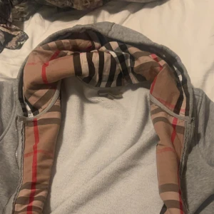 Burberry zip hoddie - Zip hoodie för liten passar nog en m/l