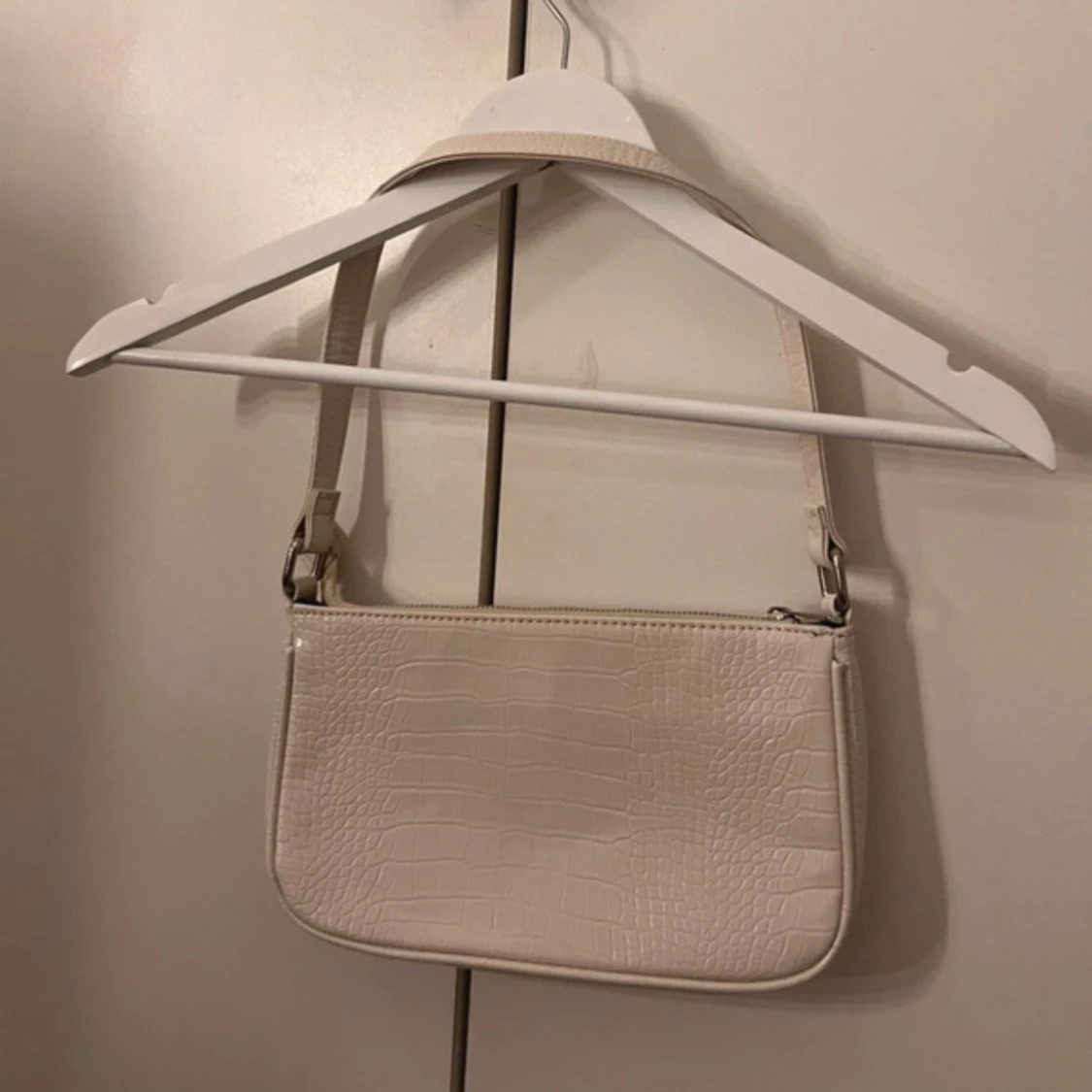 Vit liten axelväska  - 90